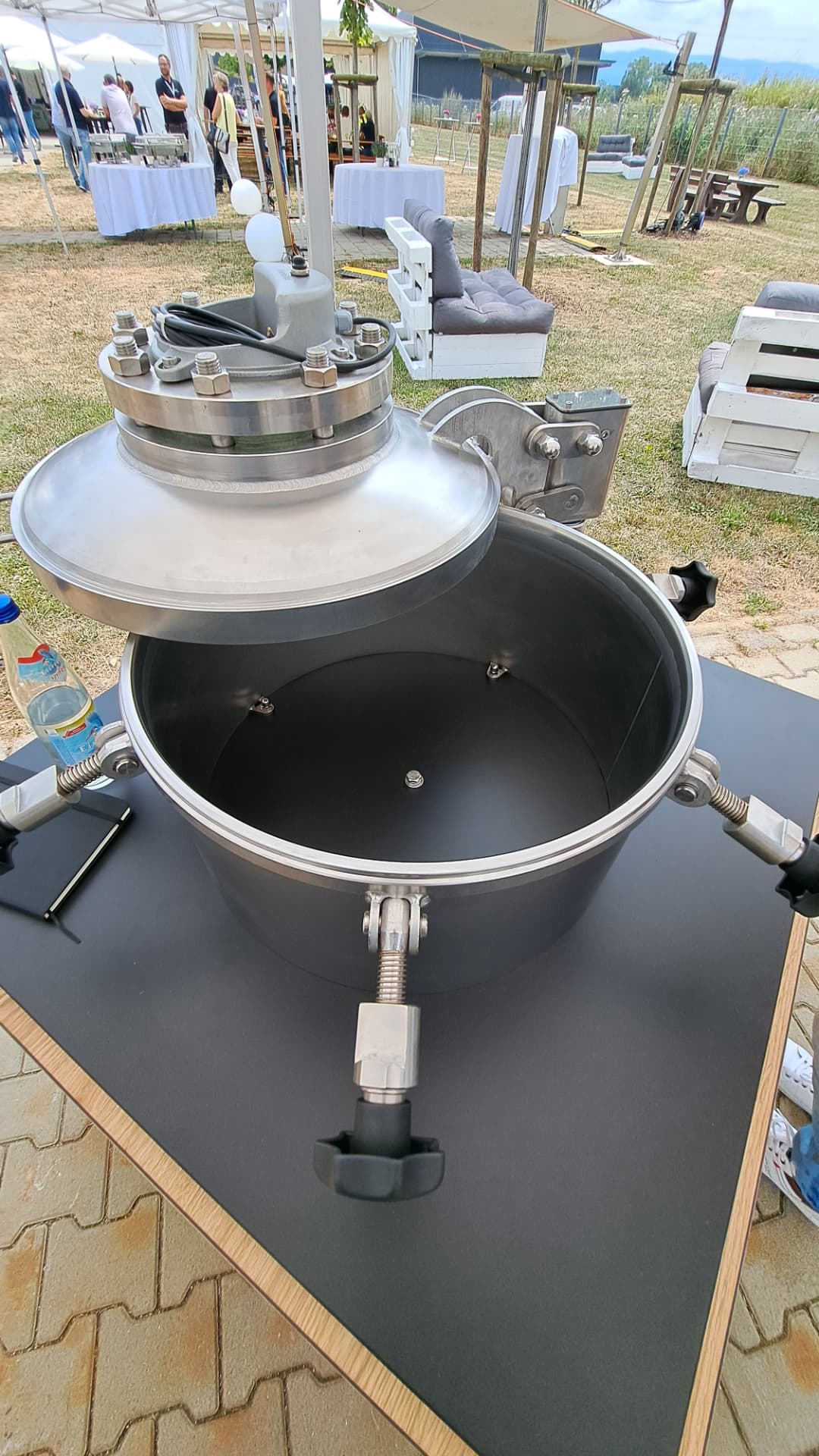 Cuve process ouverte avec couvercle relevable